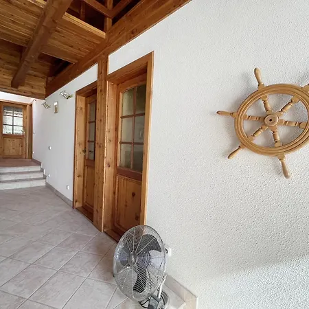 Spacious 3 Bedroom House With Heated Pool *