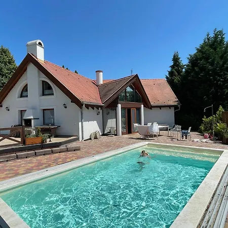 Spacious 3 Bedroom House With Heated Pool